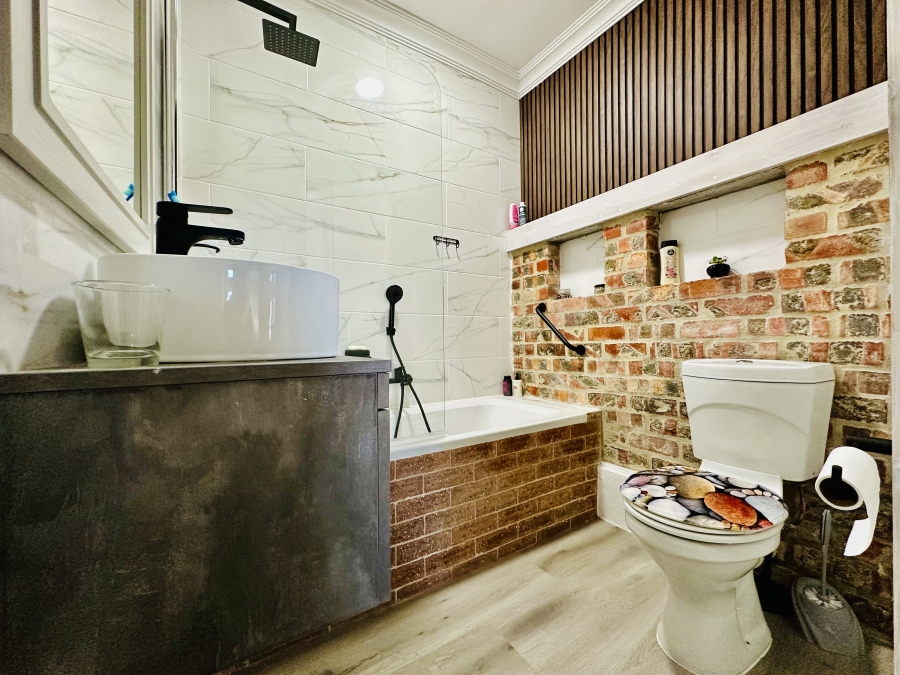 5 Bedroom Property for Sale in Onrus Western Cape